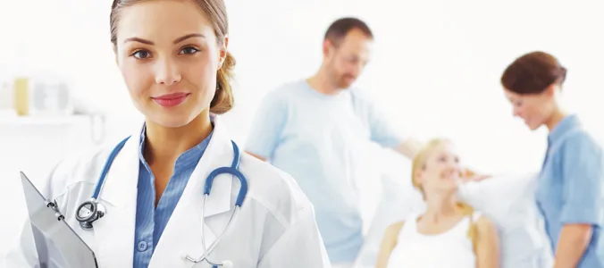 Pflegekraft besucht Seniorin zu Hause